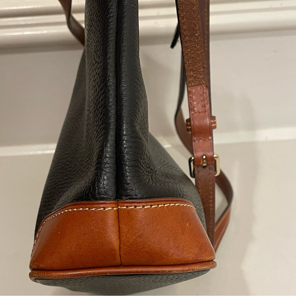 Dooney & Bourke pebbled leather crossbody purse black & brown gold hardware - Picture 4 of 15